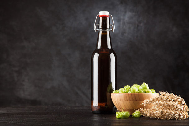 Μπουκάλι μπύρας σε σκούρο φόντο - Φωτογραφία, εικόνα