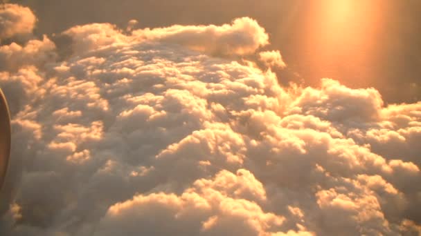 Puesta de sol sobre las nubes - Imágenes, Vídeo