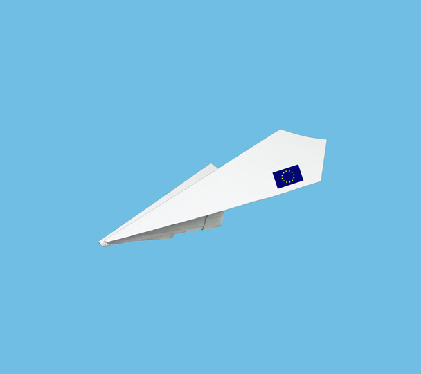 Avion en papier avec drapeau
. - Photo, image