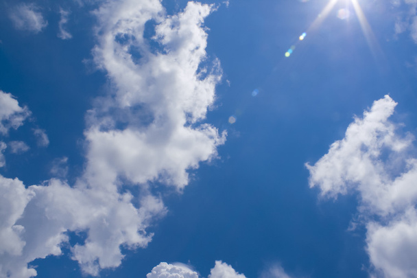 Nuages blancs doux contre ciel bleu - Photo, image