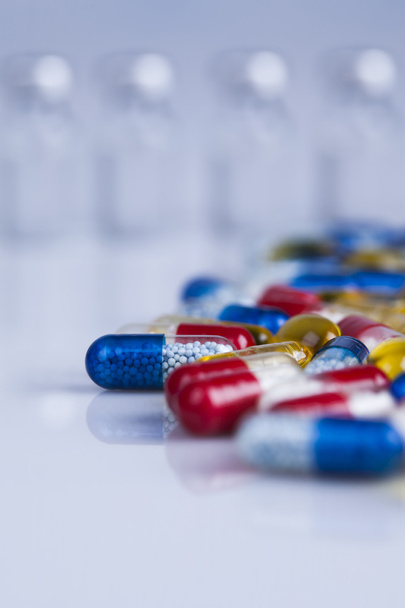 Lähikuva pillereitä, Tabletit ja kapselit
 - Valokuva, kuva
