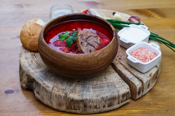 Борщ - традиционный русский суп с красной свеклой на деревянном фоне
 - Фото, изображение