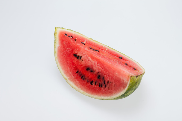 Watermeloen geïsoleerd op witte achtergrond - Foto, afbeelding