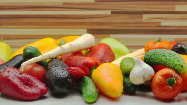 Shot śledzenia świeżych organicznych warzyw  - Materiał filmowy, wideo