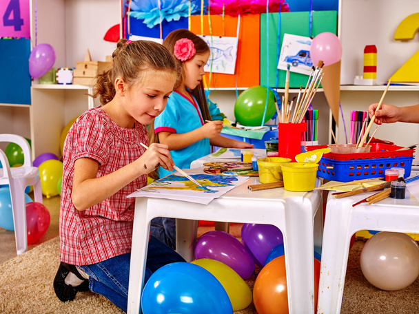 Duas garotinha com pintura de pincel no jardim de infância
 . - Foto, Imagem
