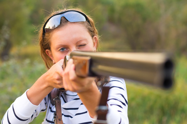 mladá dívka se zbraní pro střelbu trap - Fotografie, Obrázek