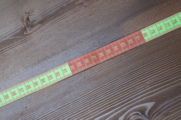 Fita de medição na mesa de madeira
 - Foto, Imagem