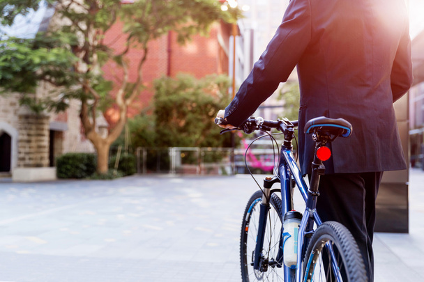 Успішний бізнесмен їзда на велосипеді
 - Фото, зображення