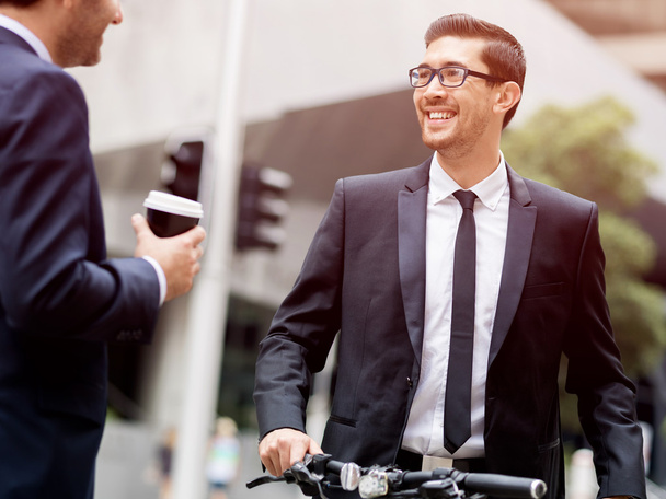Young businessmen with a bike - Foto, immagini