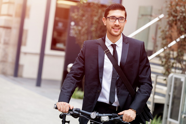 Young businessmen with a bike - Foto, Bild