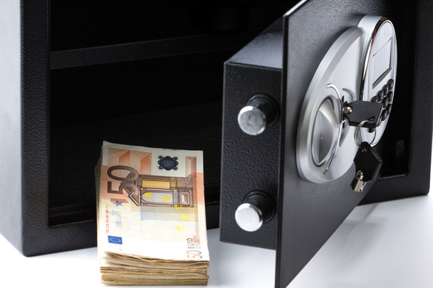Сейф, куча наличных денег, евро
 - Фото, изображение
