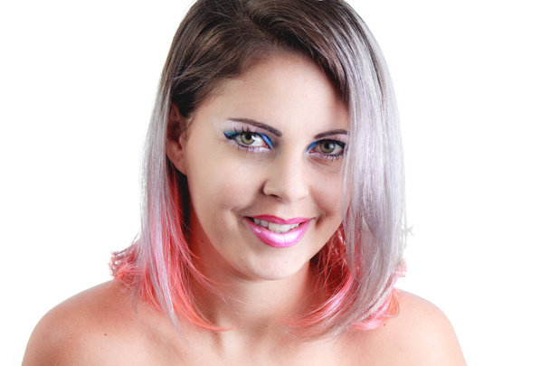 クローズ アップ ピンクオンブルヘアーを持つ若い女性の肖像画 - 写真・画像