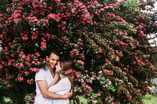 Jovem casal feliz no amor ao ar livre
 - Foto, Imagem