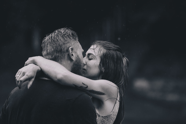 hermosa pareja abrazándose en la lluvia
 - Foto, Imagen
