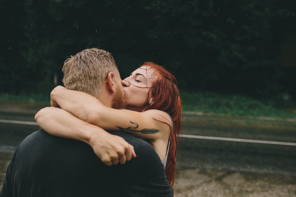 schönes Paar küsst sich im Regen - Foto, Bild
