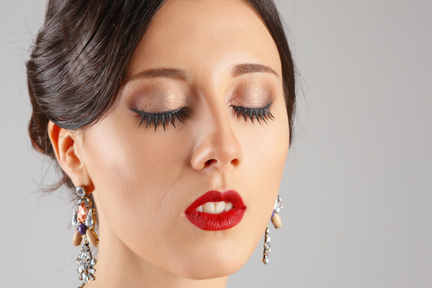 Face of beautiful young woman with closed eyes and red lips. Bea - Foto, Imagen