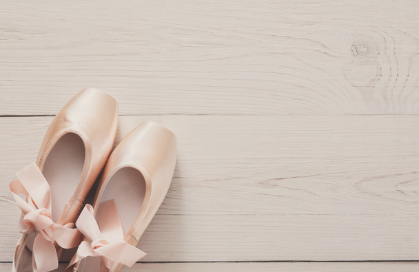 Zapatillas puntas de ballet rosa sobre fondo de madera blanca
 - Foto, Imagen