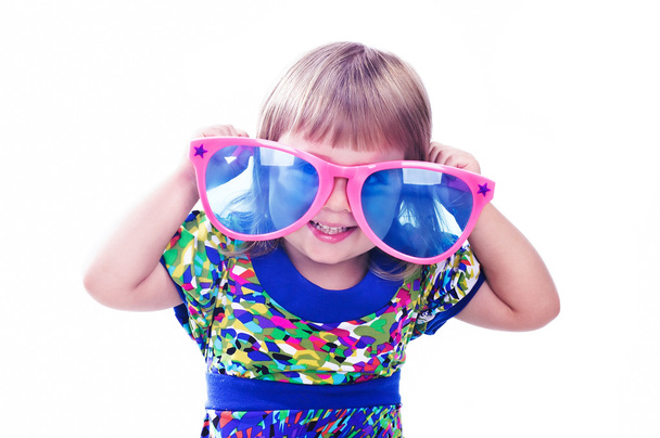 3 jaar oud grappig meisje dragen kleurrijke glazen geïsoleerd over wh - Foto, afbeelding