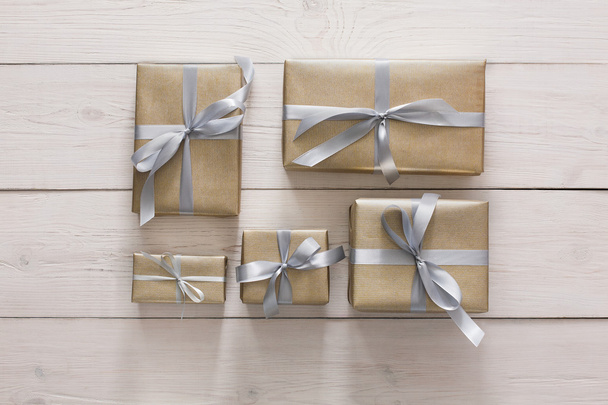 Draufsicht auf Geschenkboxen auf weißer, flacher Lage - Foto, Bild