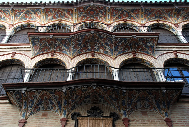 Bogenfenster und kunstvolle Fresken an der Fassade des Seidenzunfthauses (casa del gremio de la seda), ecija, Spanien. - Foto, Bild