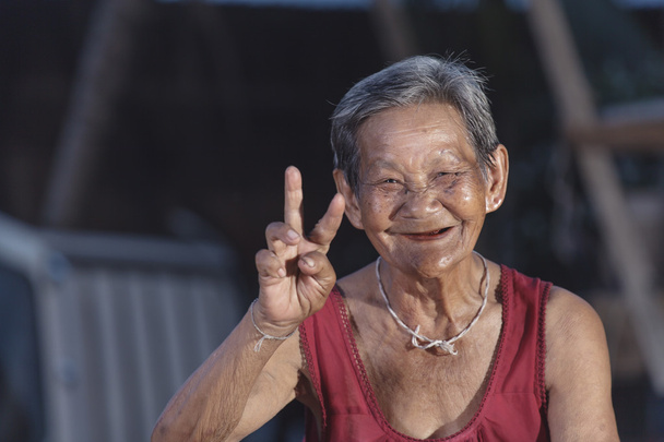 Lächelnde ältere Menschen in Thailand - Foto, Bild