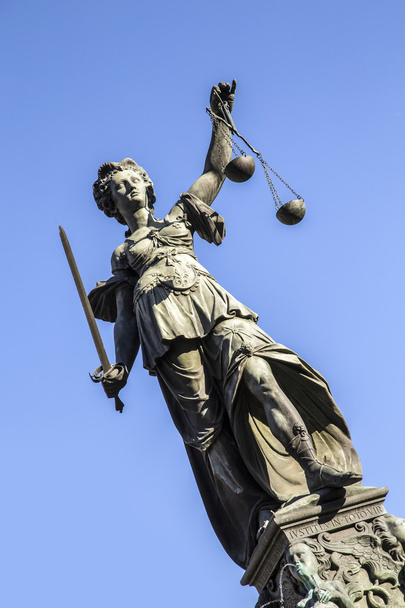 Justitia - Escultura de Lady Justice na praça Roemerberg
 - Foto, Imagem
