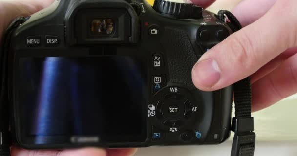 DSLR φωτογραφική μηχανή στα χέρια του το καμεραμάν - Πλάνα, βίντεο