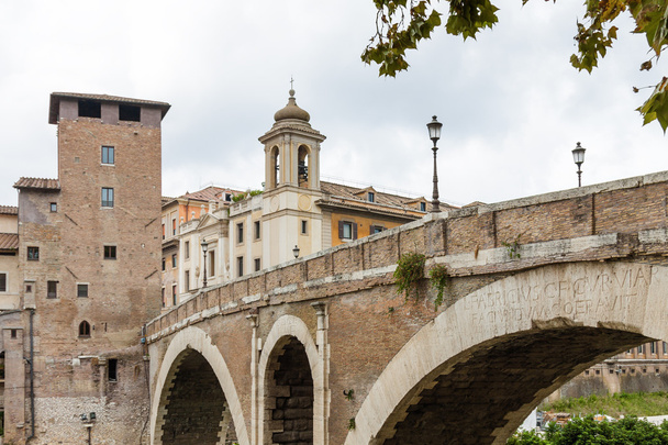 Μια από τις γέφυρες πάνω από τον ποταμό Τίβερη στη Ρώμη, περιοχή Lazio, Ιταλία. - Φωτογραφία, εικόνα