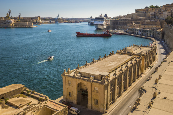 Valletta, Malta - Grand Harbour Malta z rejsu, statki, łodzie motorowe i błękitne niebo - Zdjęcie, obraz