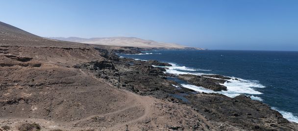 Fuerteventura: o Oceano Atlântico e as falésias da costa ocidental da ilha
  - Foto, Imagem