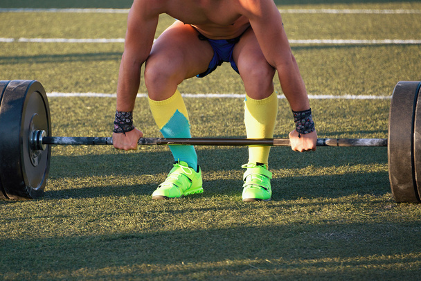 Hombre practicando levantamiento de pesas
 - Foto, imagen