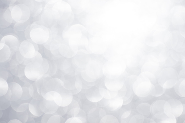 Zilveren glinsterende lichten van Kerstmis. Wazig abstracte achtergrond - Foto, afbeelding