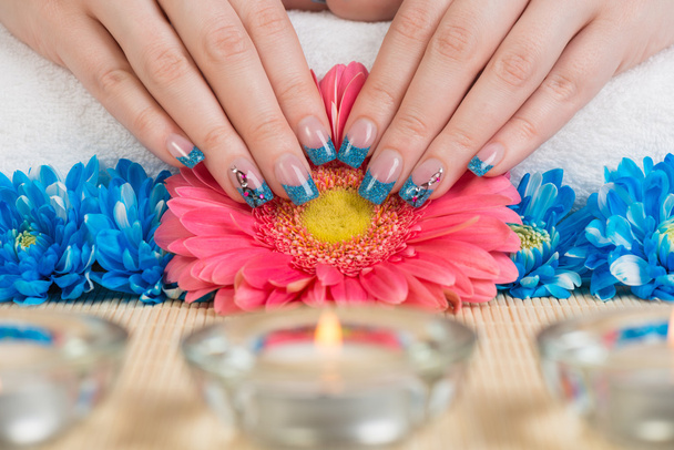 Νύχια με βερνίκι μπλε και ασημί glitter - Φωτογραφία, εικόνα