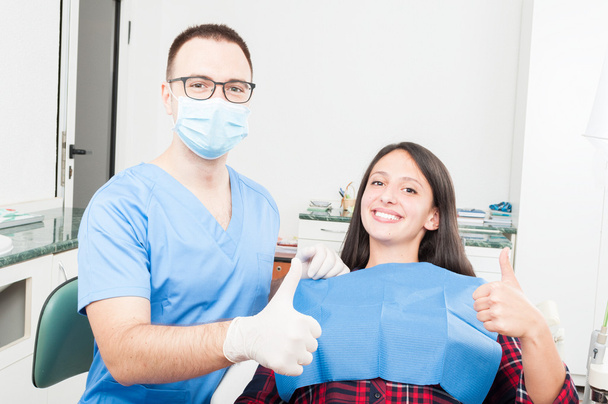 Paziente e dentista che mostra il pollice verso l'alto gesto
 - Foto, immagini