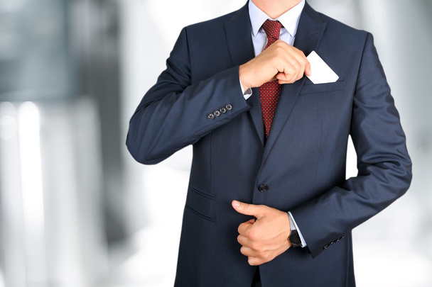 λήψη επαγγελματικής κάρτας από την τσέπη του κύρ μοντέρνο κοστούμι άνθρωπος των επιχειρήσεων - Φωτογραφία, εικόνα