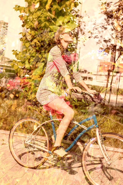 Kaksinkertainen altistuminen nainen ratsastus pyörä ja luonto tausta
 - Valokuva, kuva