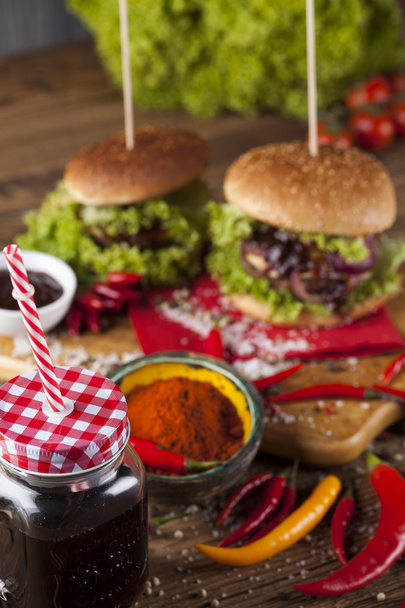 Крупный план домашнего гамбургера со свежими овощами
 - Фото, изображение