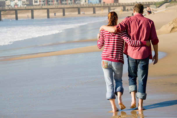 Young couple walking on beach - Foto, afbeelding