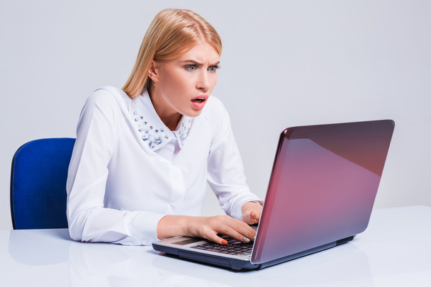 Young businesswoman working at laptop computer. - Zdjęcie, obraz