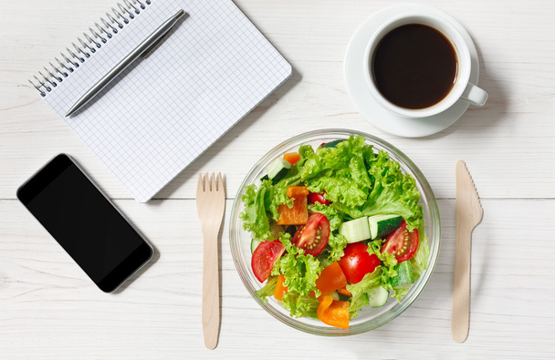 Gezonde business lunch snack in kantoor, plantaardige salade bovenaanzicht - Foto, afbeelding