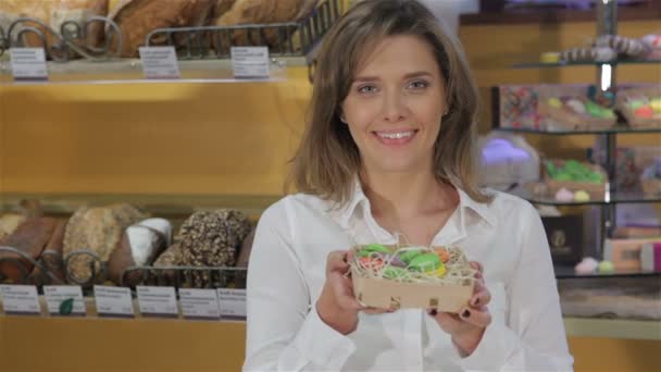 Frau zeigt Bonbons in der Konditorei - Filmmaterial, Video