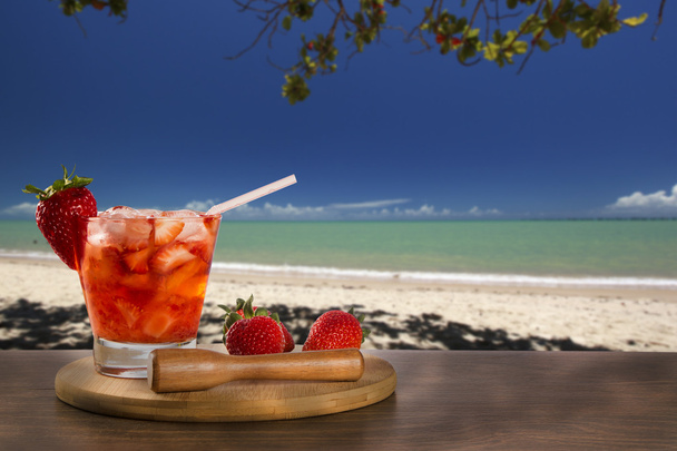 Свежий напиток сделал клубничный кайпиринья на фоне пляжа
 - Фото, изображение