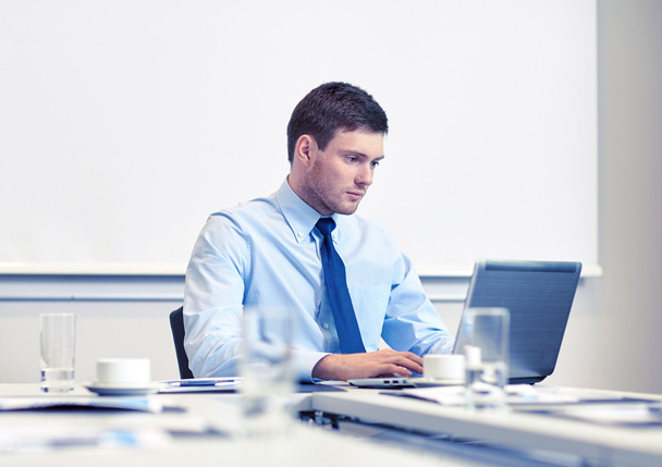 Empresario con laptop trabajando en oficina - Foto, Imagen