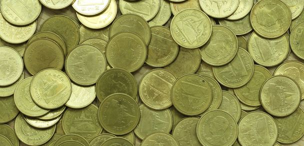 Monedas de baht tailandés. Monedas de Tailandia. Muchas de las monedas de baht tailandesas espalda
 - Foto, Imagen