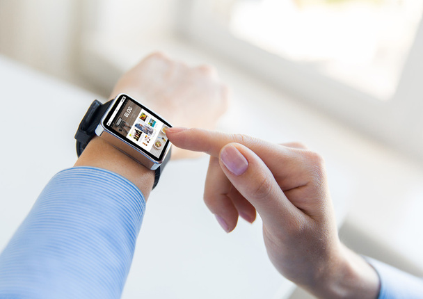 Nahaufnahme der Hände mit Blog auf Smart-Watch-Bildschirm - Foto, Bild