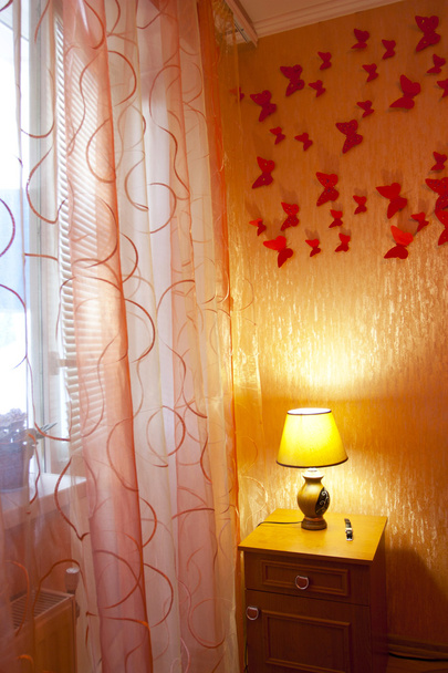 カーテン、ランプ付きの寝室のインテリア - 写真・画像