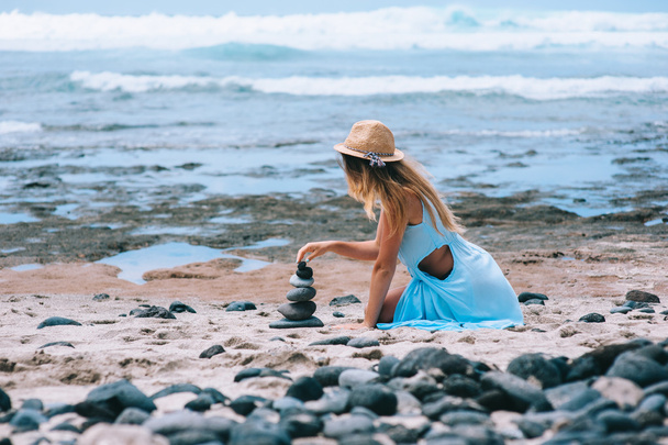 young woman on beach - Foto, Bild