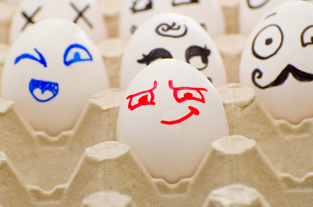 Huevos pintados en bandeja, astuto, alegre, Hercule Poirot
 - Foto, Imagen