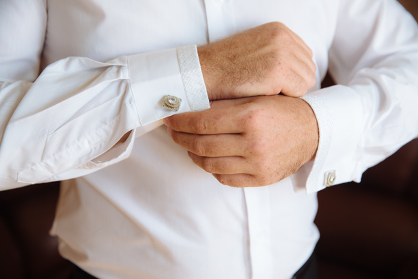 Groom mains avec des boutons de manchette. Élégant vêtement gentleman, chemise blanche
 - Photo, image