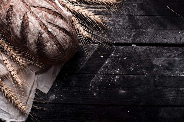 pane fresco e grano sul legno - Foto, immagini